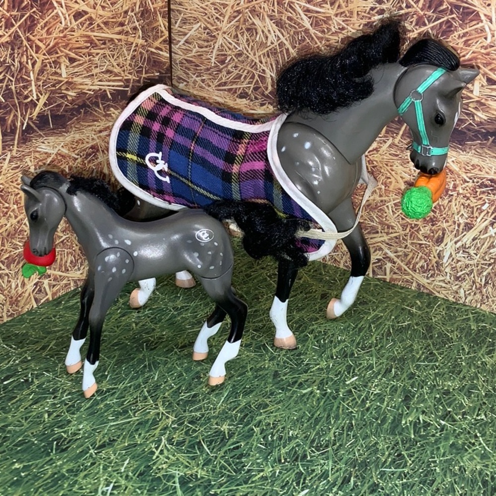 Grand Champions Feed and Nuzzle Toy Horse Mare, Foal Set and Accessories - Picture 2 of 12